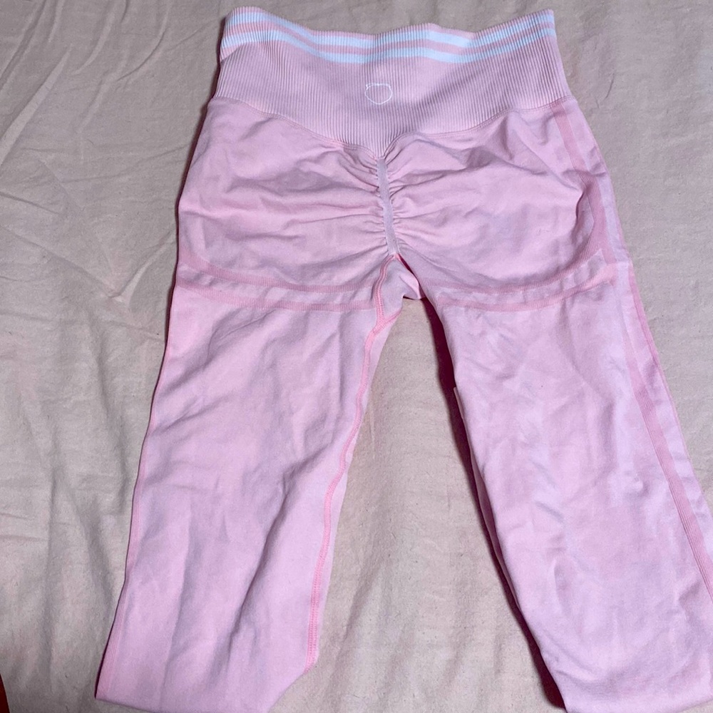 Peachy buns pink leggings! Only worn once and they are just like new💗